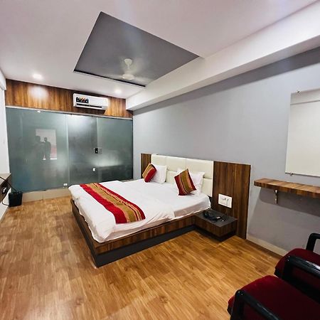 The Valentine Hotel Сурат Екстериор снимка
