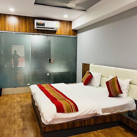 The Valentine Hotel Сурат Екстериор снимка