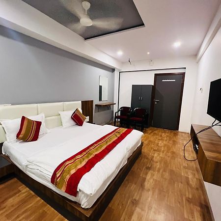 The Valentine Hotel Сурат Екстериор снимка