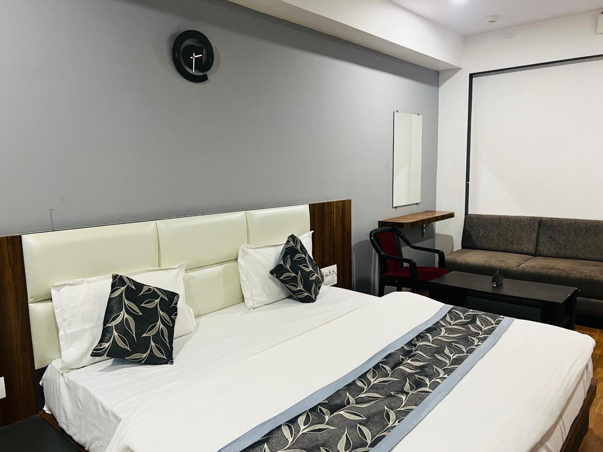 The Valentine Hotel Сурат Екстериор снимка
