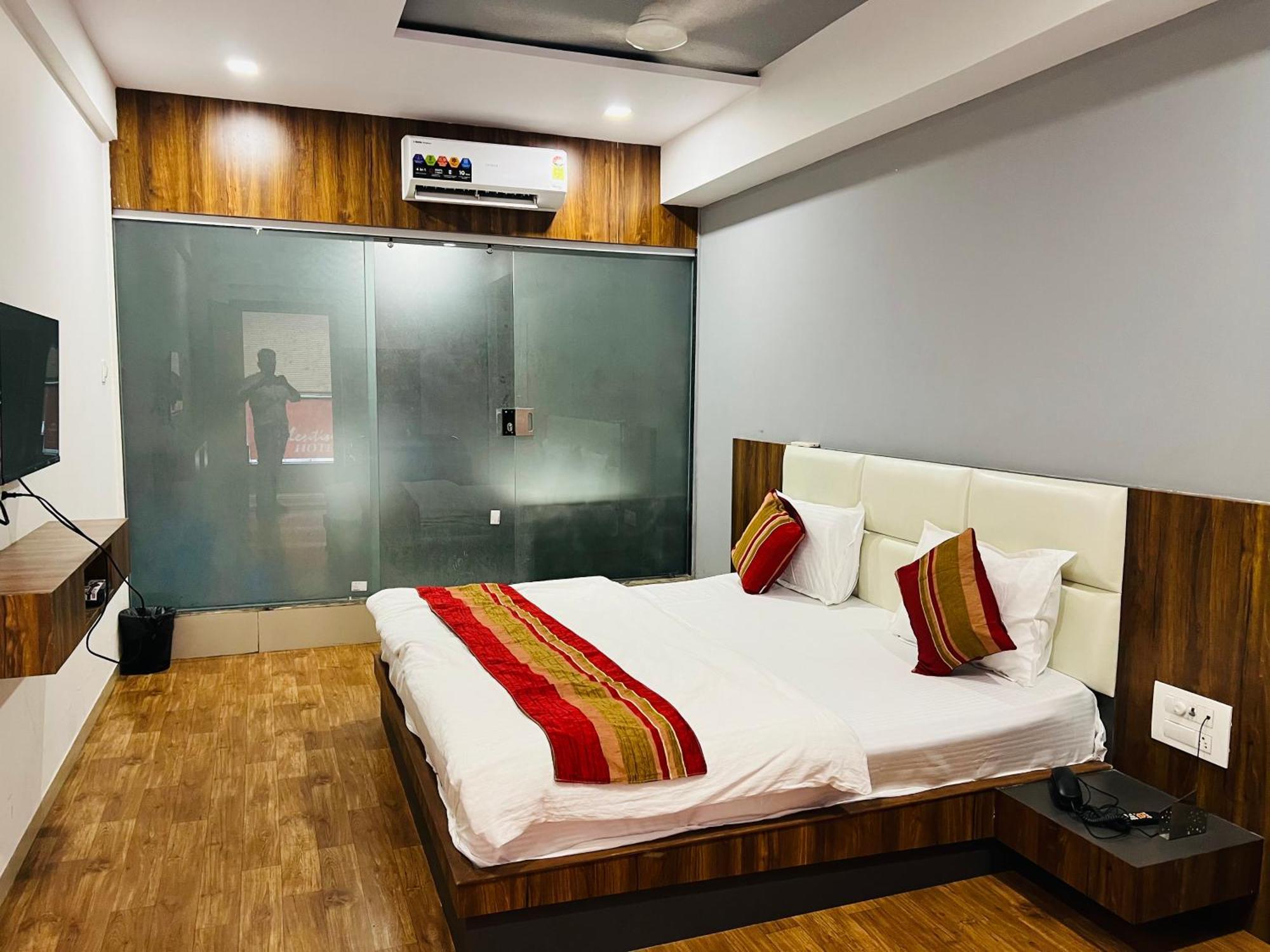 The Valentine Hotel Сурат Екстериор снимка