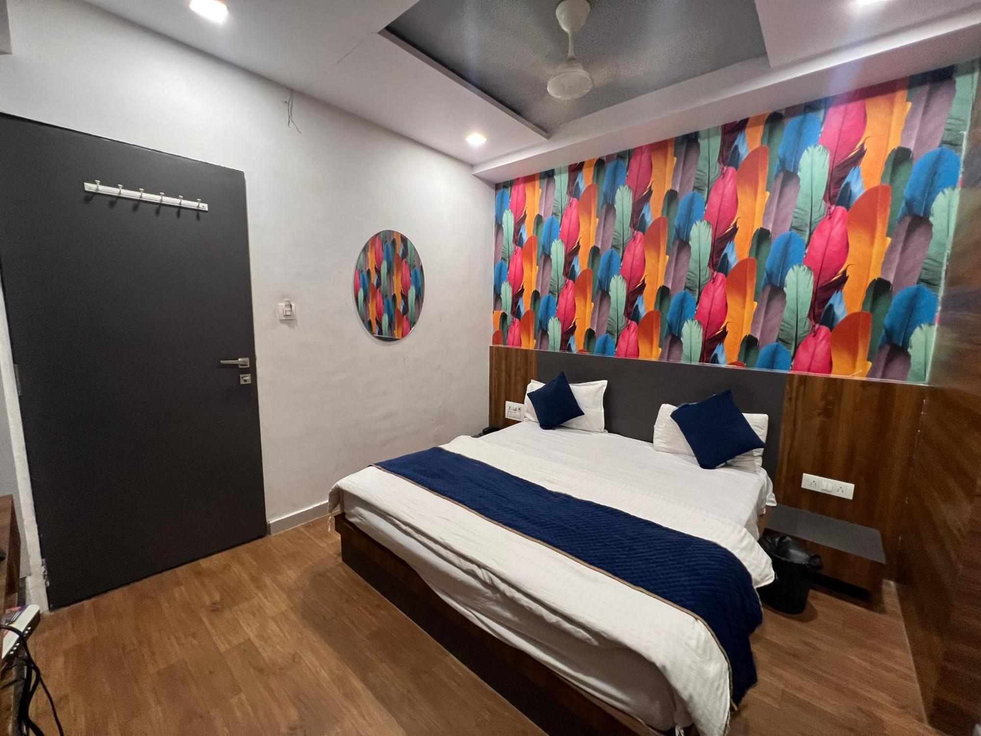 The Valentine Hotel Сурат Екстериор снимка