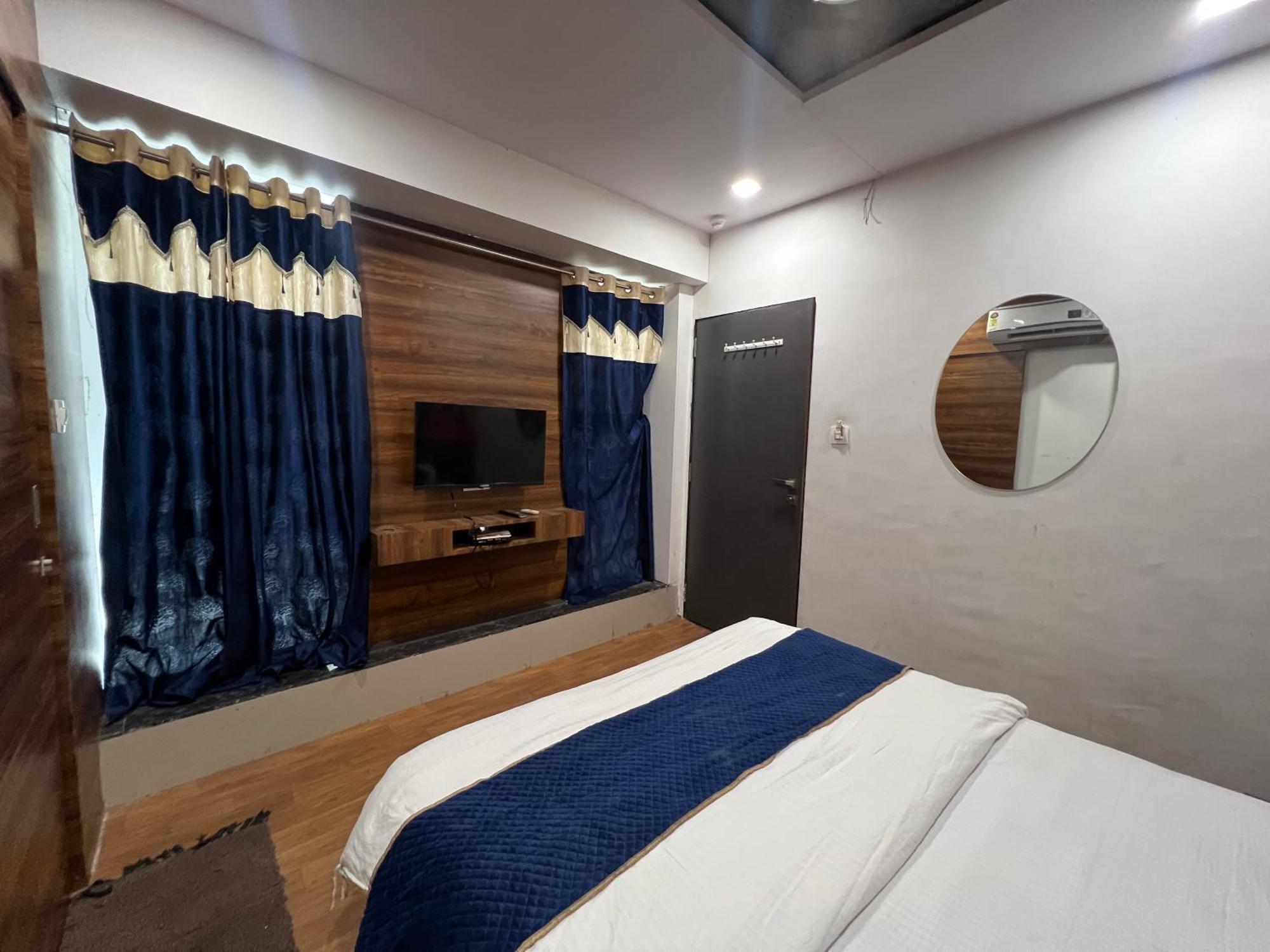 The Valentine Hotel Сурат Екстериор снимка