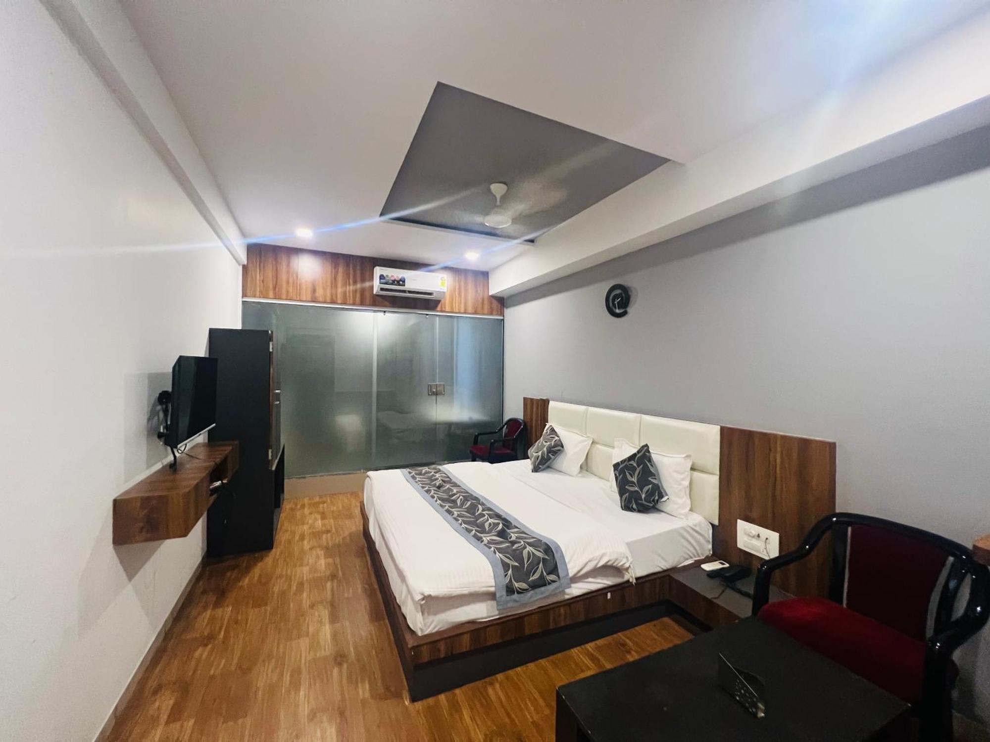 The Valentine Hotel Сурат Екстериор снимка